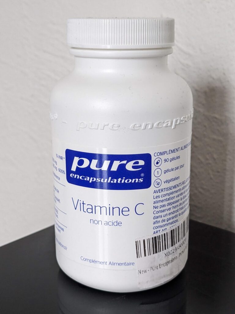 Bouteille de Vitamine C de face, avec l'étiquette principale visible.