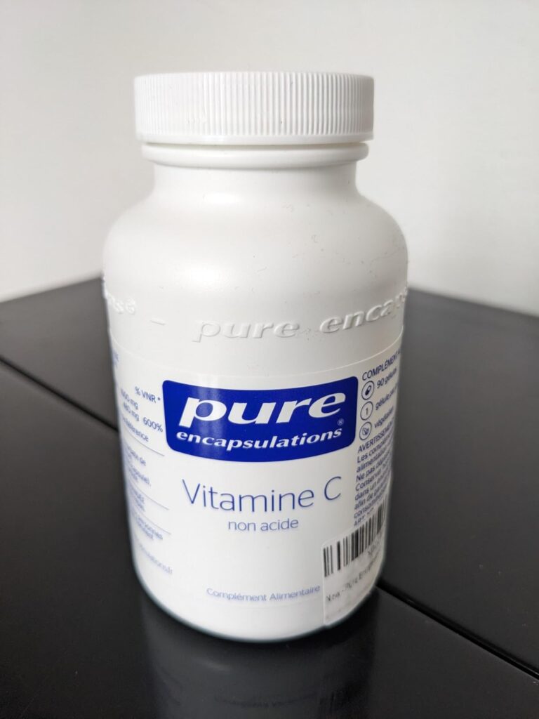 Bouteille de Vitamine C de face, similaire au visuel 0, avec l'étiquette principale visible.