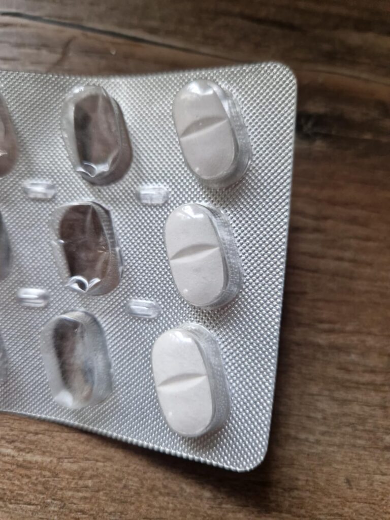 Blister de pilules, dont une partie est vide, montrant l'aspect des comprimés.