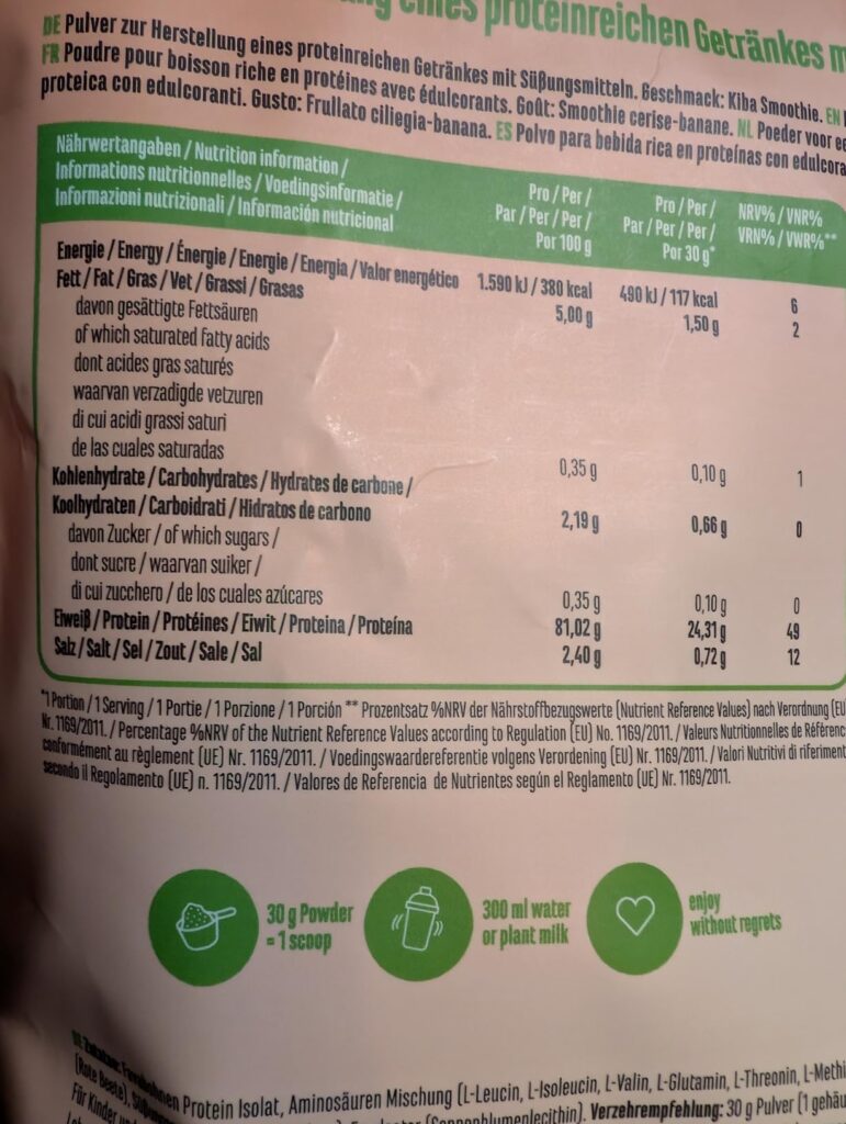 Gros plan sur le tableau nutritionnel au dos du sachet de protéines vegan Vit4ever Yummy Vegan Protein Kiba Smoothie. Le tabl...