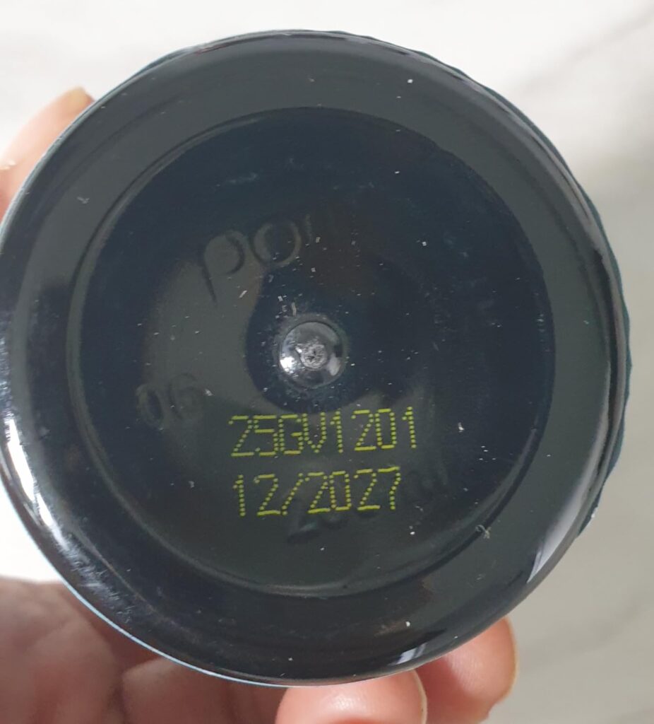 Dessus de la bouteille avec la date de péremption