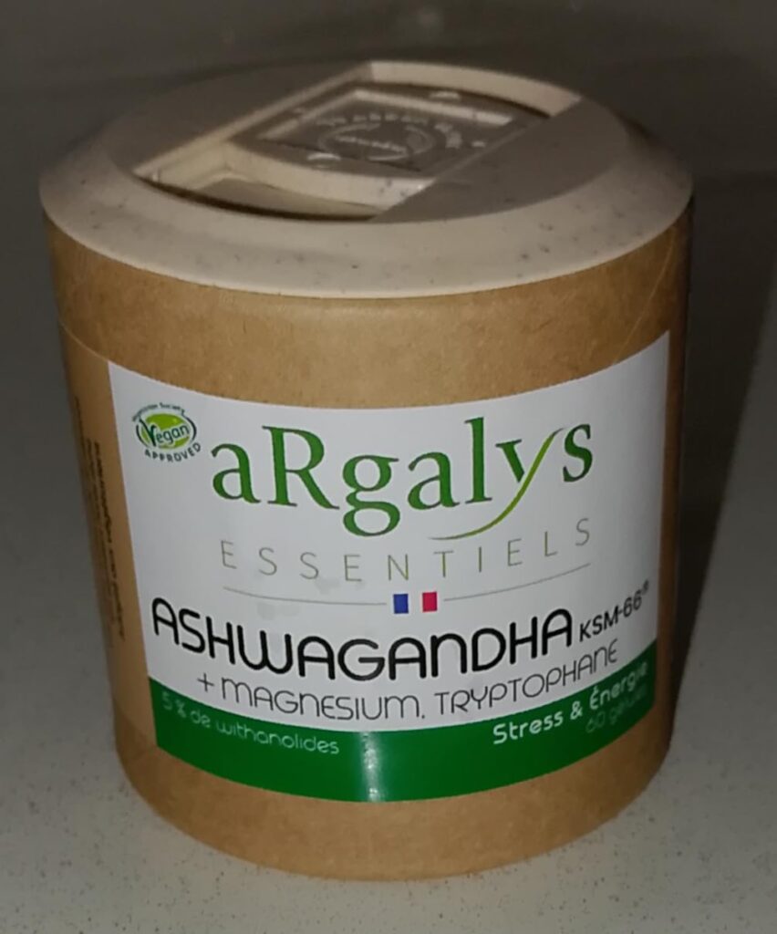 Vue du pot de compléments alimentaires Ashwagandha de face, légèrement sur le côté. Le pot est en carton kraft avec une étiqu...