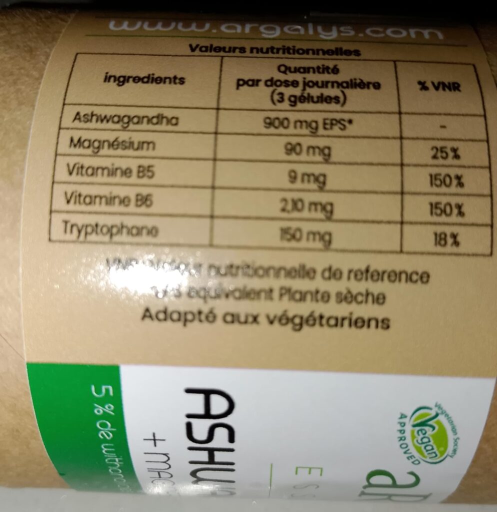 Gros plan sur l'étiquette du pot de compléments alimentaires, montrant le tableau des valeurs nutritionnelles. Une partie du...