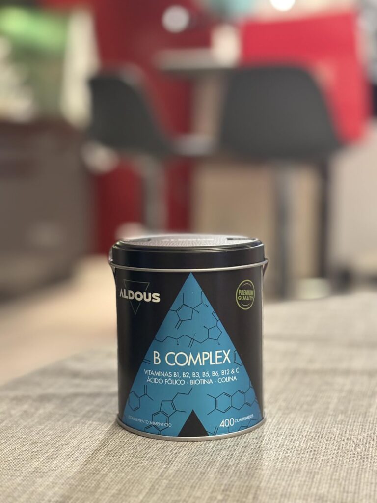 Le pot de compléments alimentaires fermé posé sur une table, dans un intérieur.