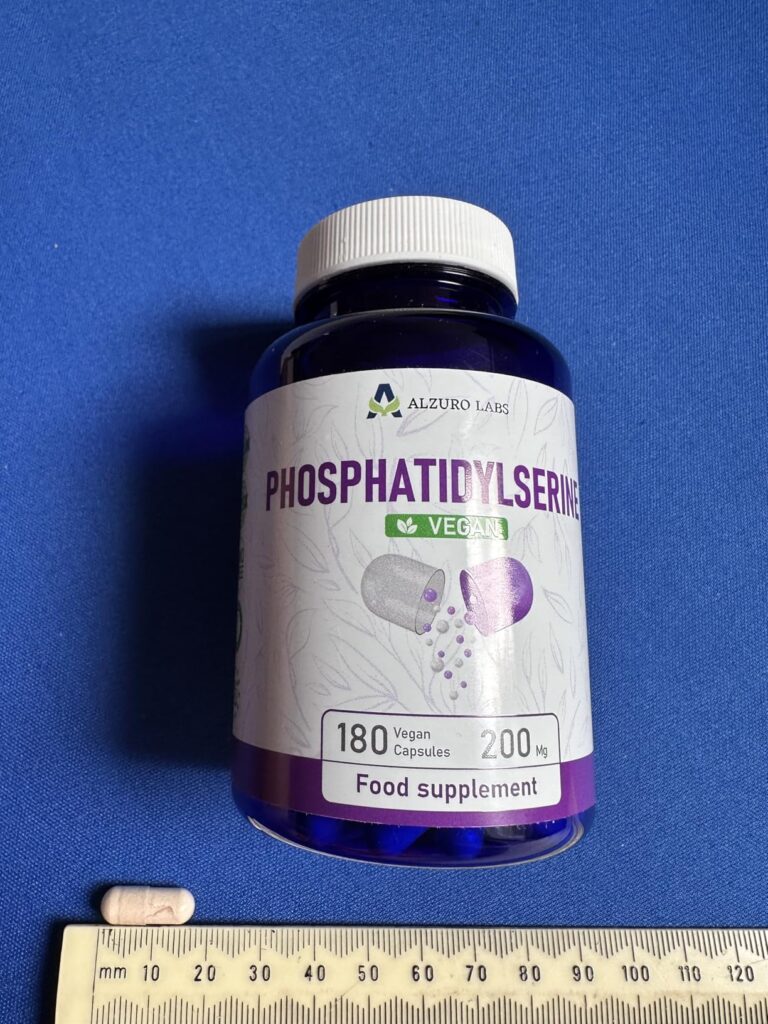 Flacon de Phosphatidylserine sur fond bleu, avec une gélule et une règle. Même flacon que l'image précédente.