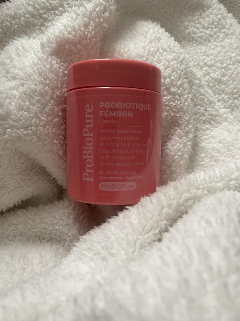 Vue de dessus du pot de probiotiques féminins, bouchon fermé. Il y a du texte sur le pot, et le pot est posé sur une serviett...