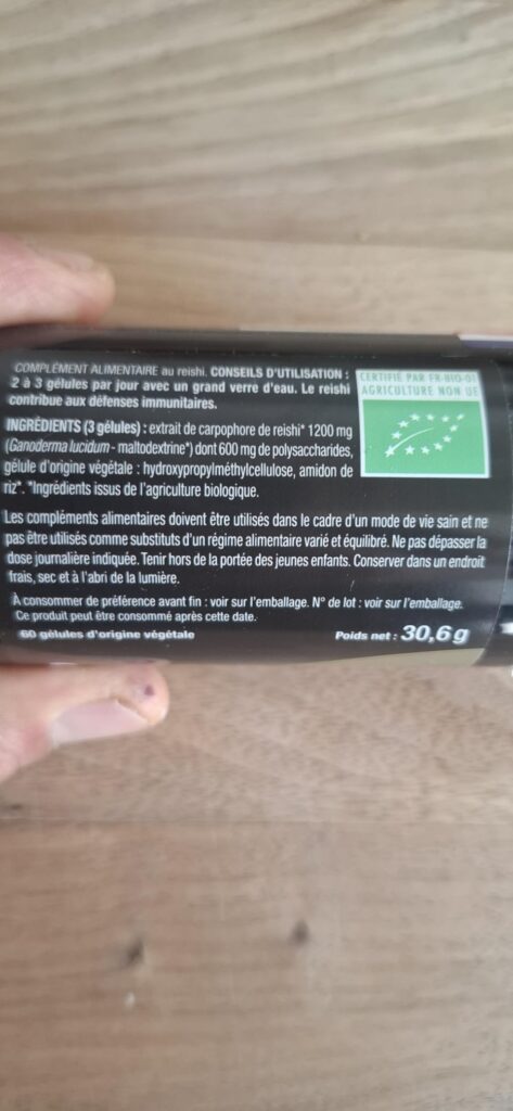 Partie de l'étiquette de la bouteille, avec la composition des compléments alimentaires.