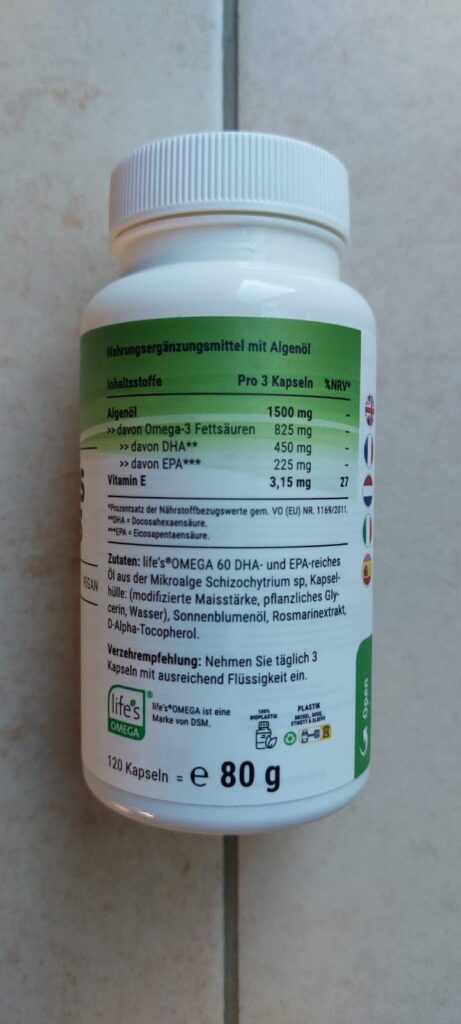 Vue de l'arrière du flacon de compléments alimentaires, avec la liste des ingrédients et des informations nutritionnelles en...