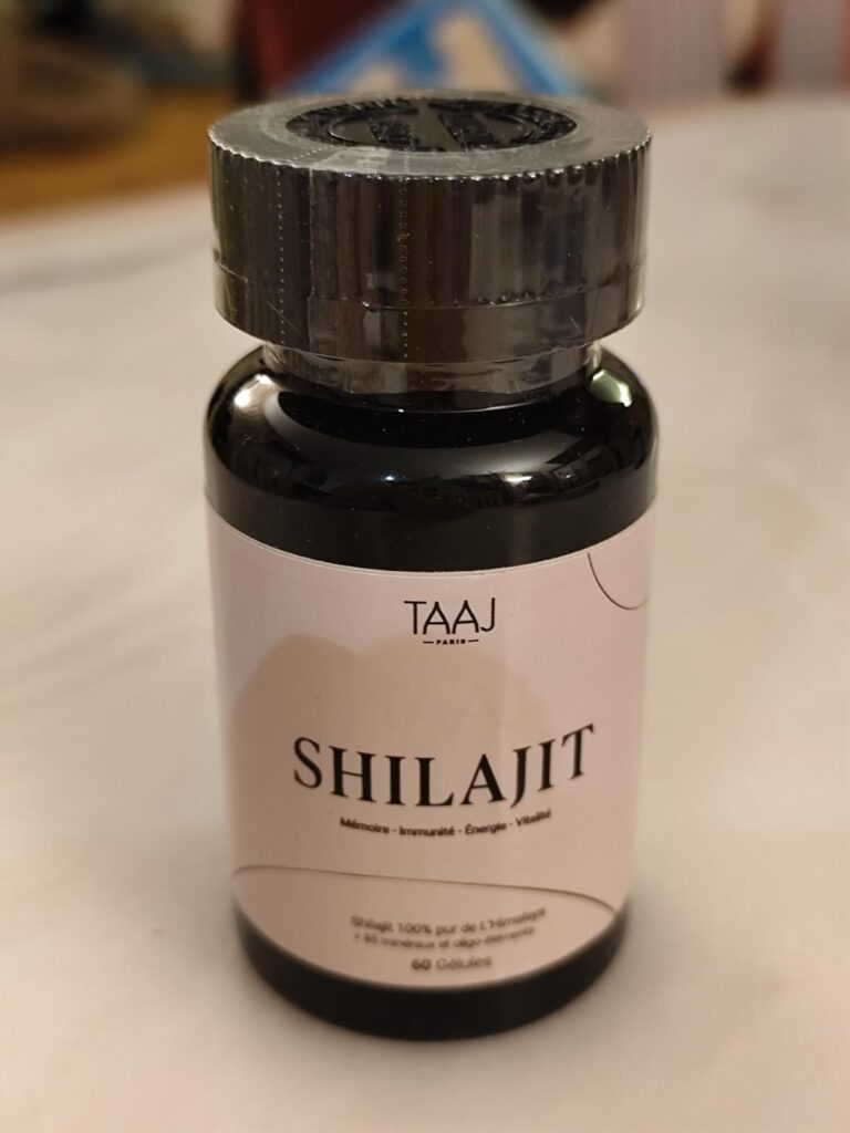 Bouteille de compléments alimentaires Shilajit de la marque Taaj, vue de face, prise sous un angle légèrement différent du vi...