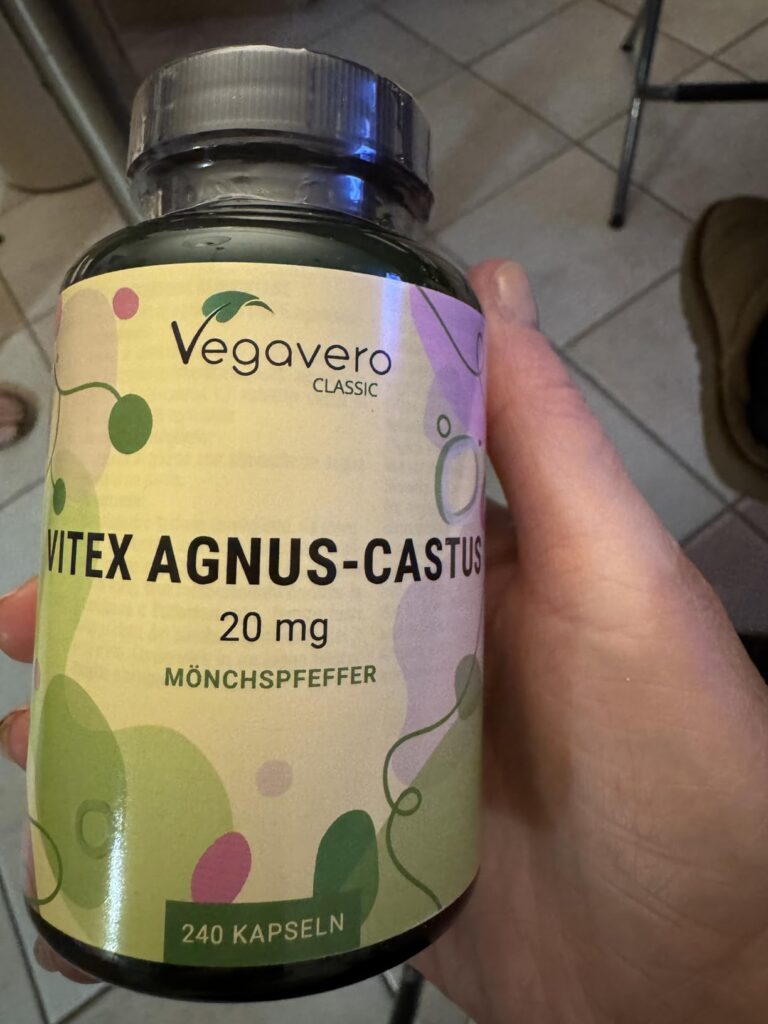 Bouteille de compléments alimentaires Vitex Agnus Castus tenue dans une main, vue de face. Mêmes informations que le visuel p...