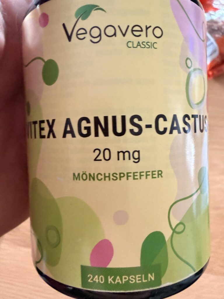 Bouteille de compléments alimentaires Vitex Agnus Castus sur fond neutre, vue de face. Étiquette lisible.