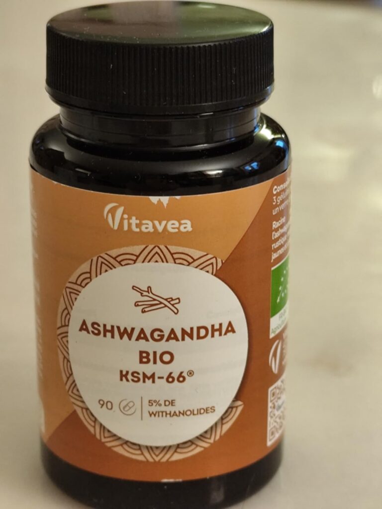 Bouteille d'Ashwagandha Vitavea sur fond blanc, vue de face légèrement de côté, similaire à l'image 0.