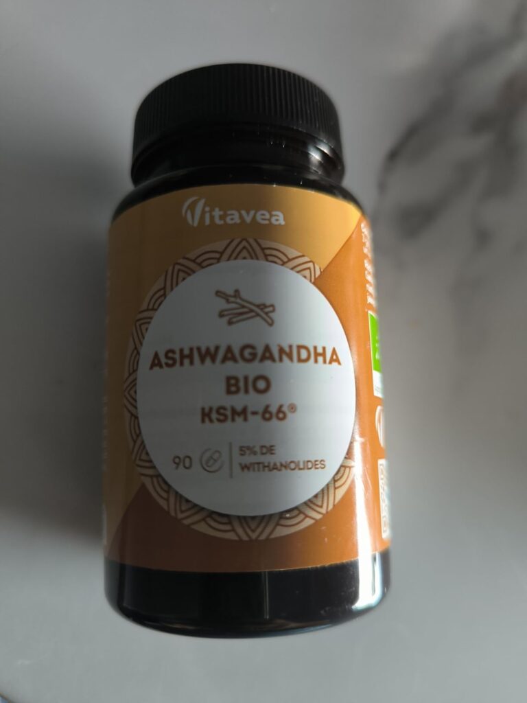 Bouteille d'Ashwagandha Vitavea sur fond blanc, vue de face légèrement de côté.