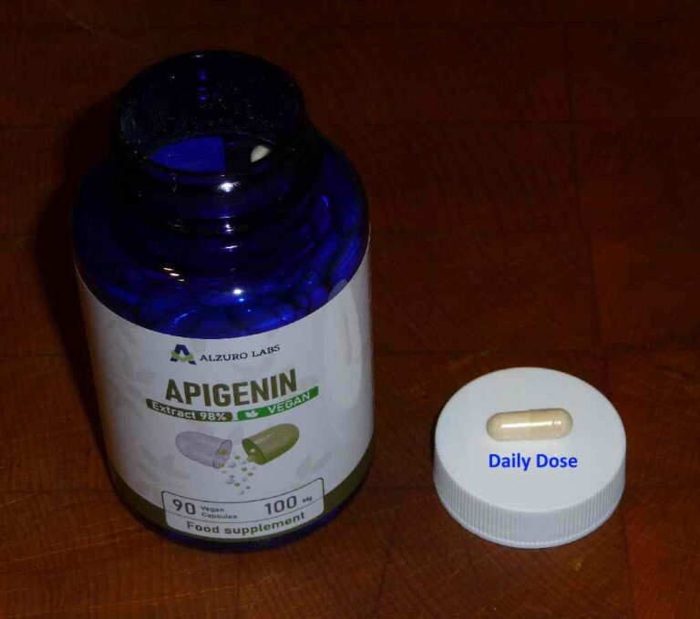 Bouteille d'Apigenin ouverte, avec une gélule posée sur le bouchon à côté.
