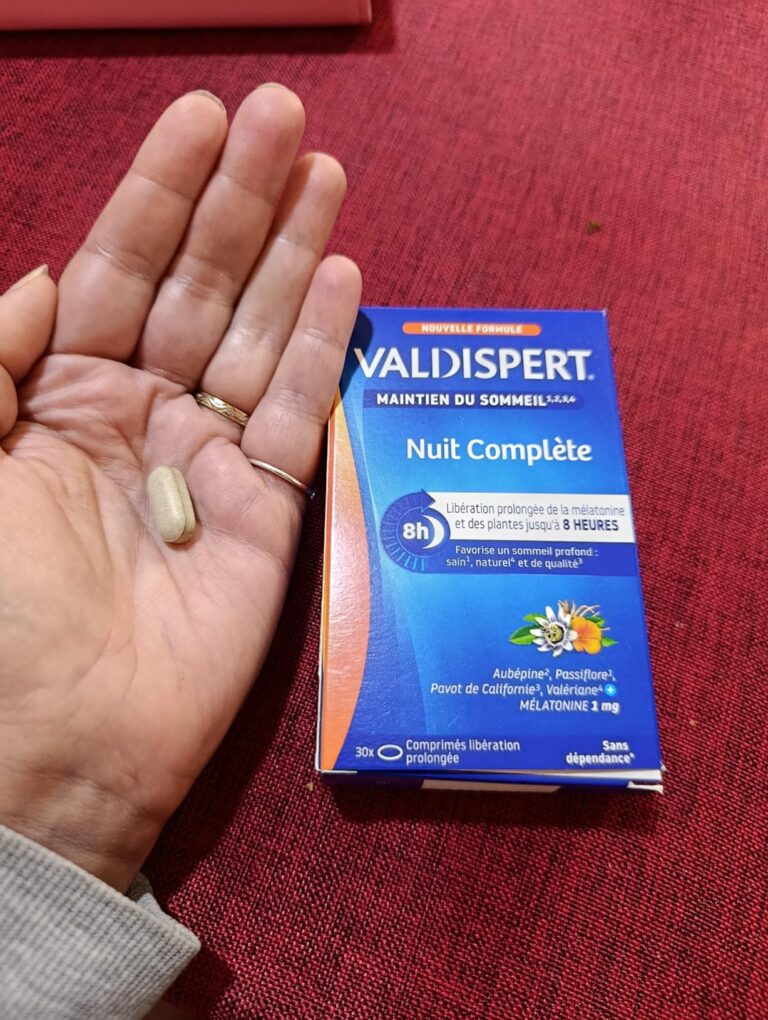 Photo de la boîte Valdispert Nuit Complète et d'un comprimé dans la main.