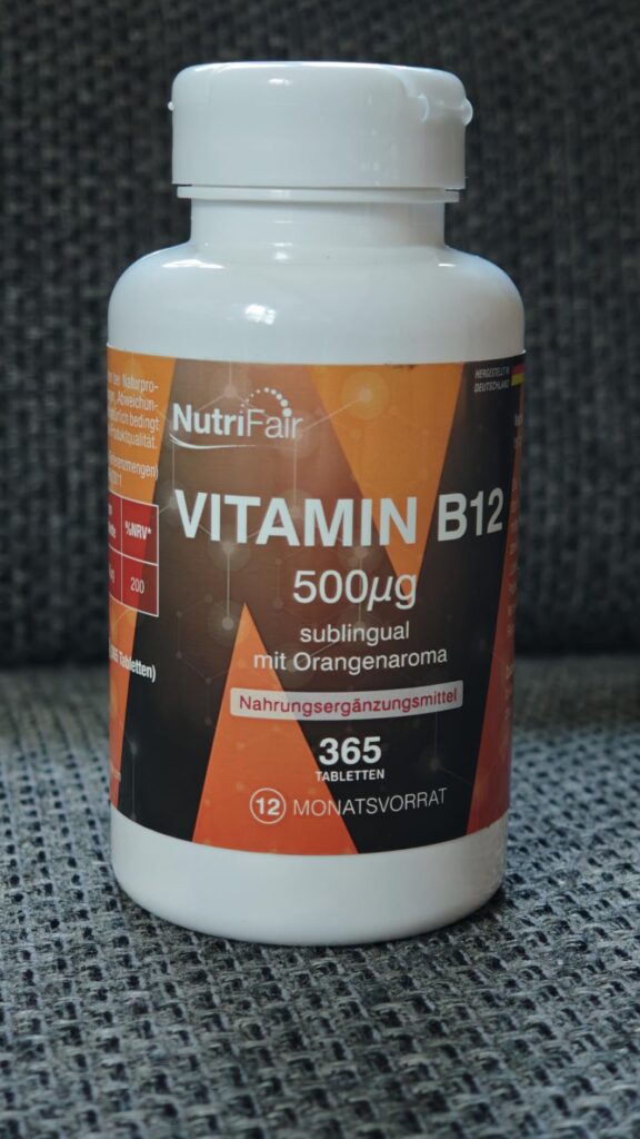 La boîte de vitamine B12 sur fond gris. Même boîte que l'image 0.