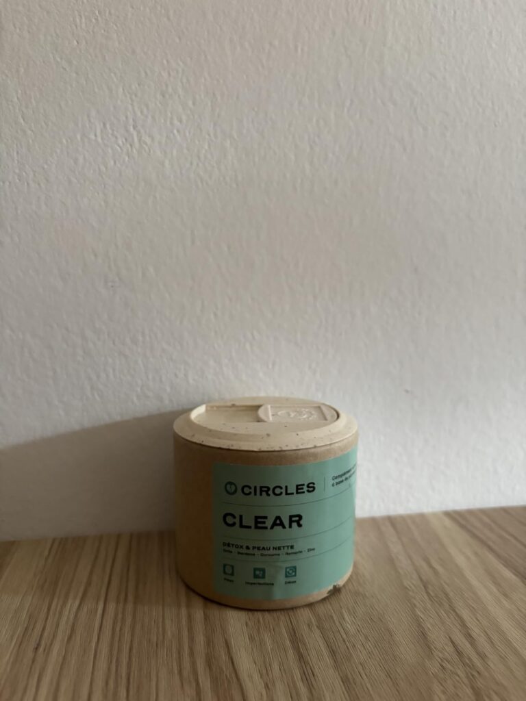 Photo du pot de produit sur une table en bois, fond blanc