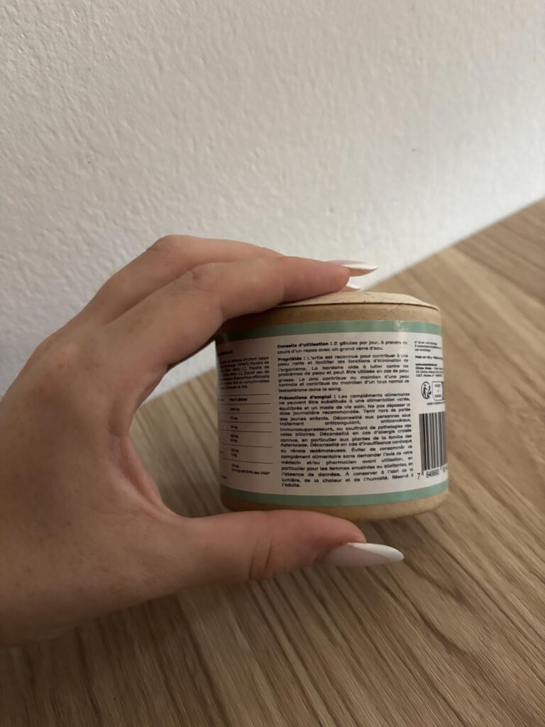 Main tenant le pot de produit, zoom sur les ingrédients