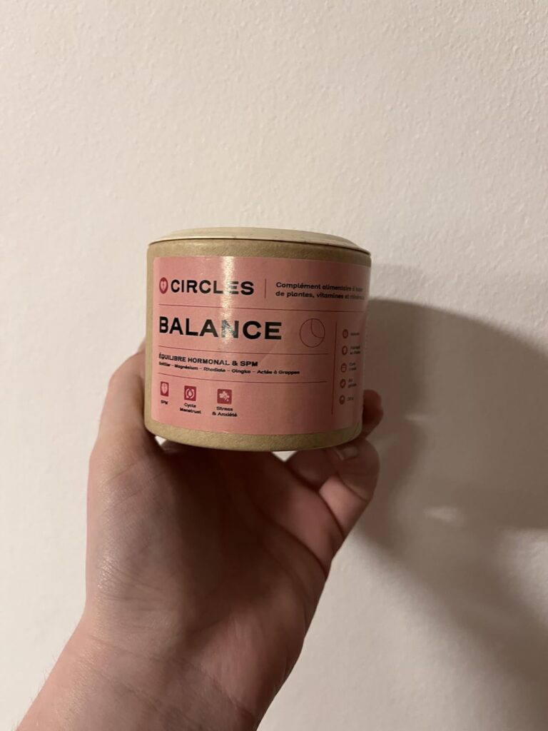 Vue générale du produit dans la main, montrant l'étiquette principale.