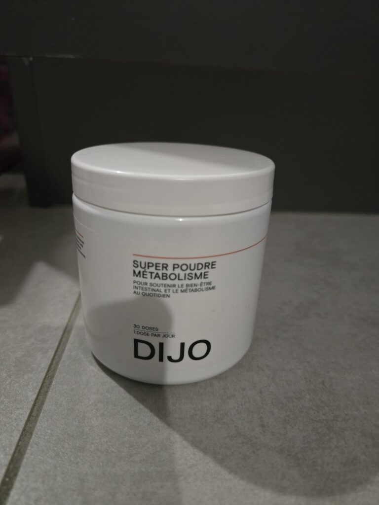 Le pot de complément alimentaire DIJO avec le couvercle fermé, sur un fond uni.