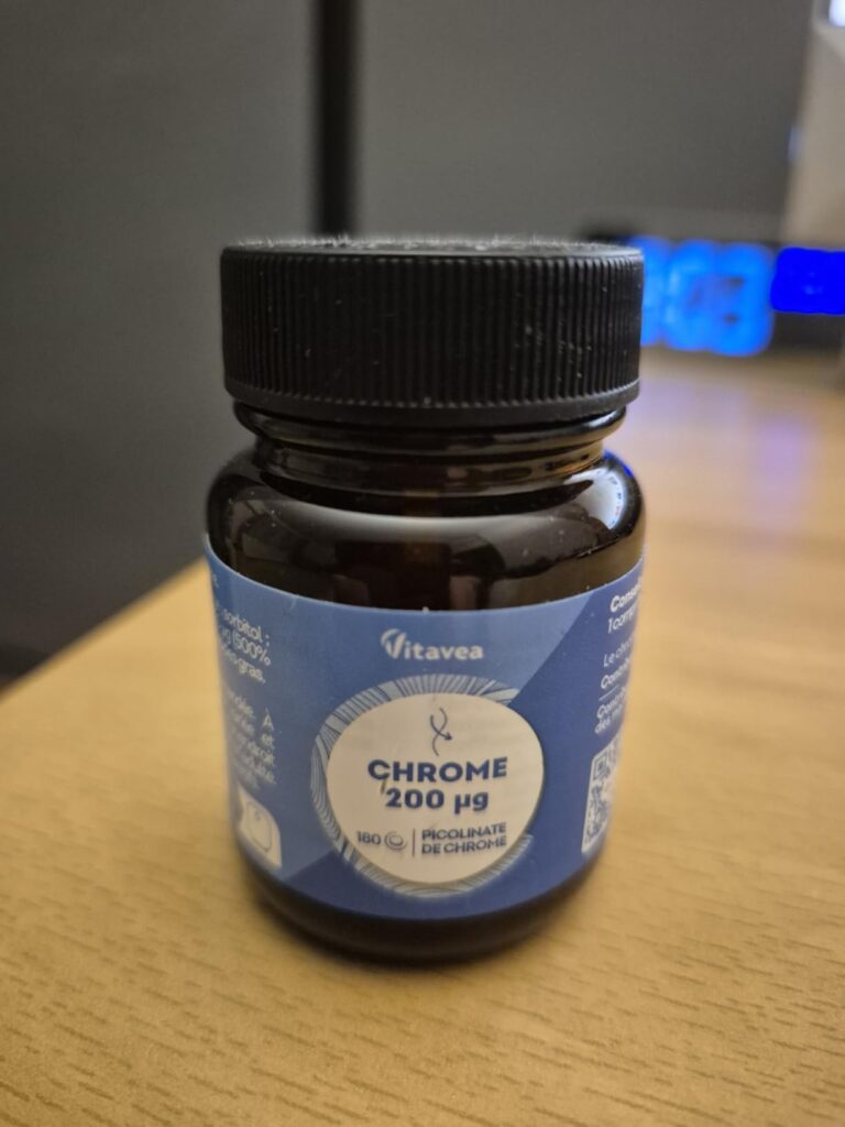 Flacon de chrome Vitavea, vue similaire au visuel 0, sur une table en bois.