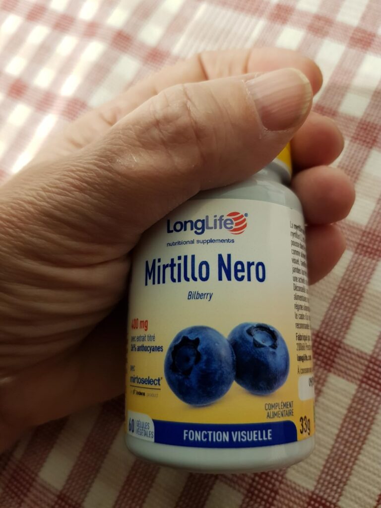 Une main tenant le flacon de Mirtillo Nero, montrant l'échelle