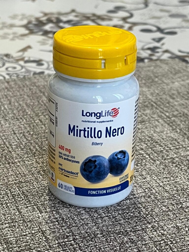 Flacon de Mirtillo Nero sur une table, légèrement en angle