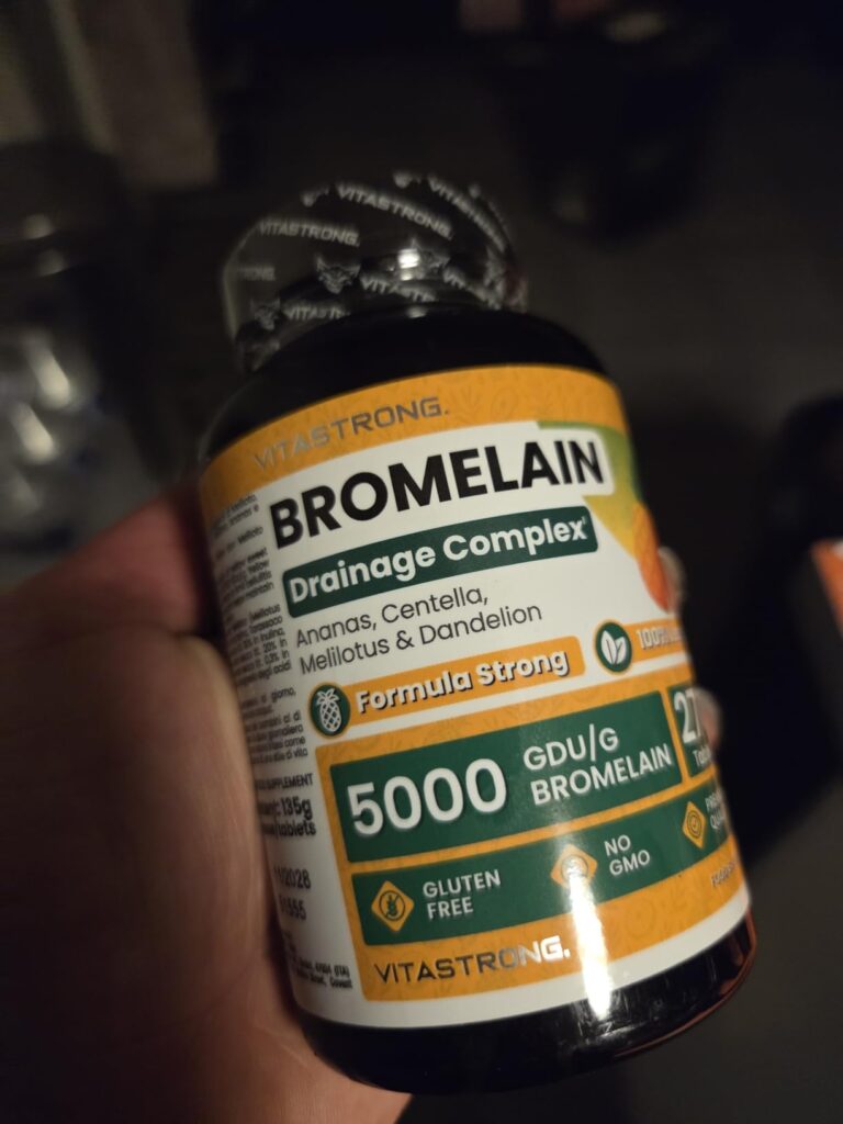 Bouteille de BROMELAIN tenue à la main, vue de face.