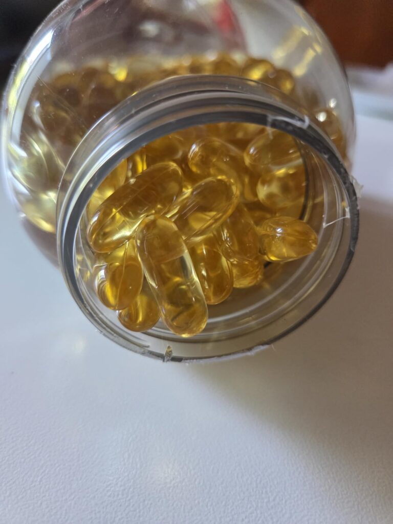 Bouteille d'Omega 3-6-9 de la marque Horbäach vue de dessus, montrant les nombreuses gélules à l'intérieur.