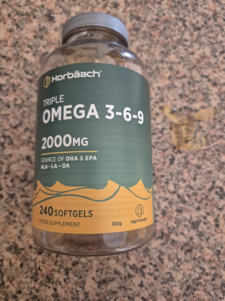 Bouteille d'Omega 3-6-9 de la marque Horbäach sur fond marbré.