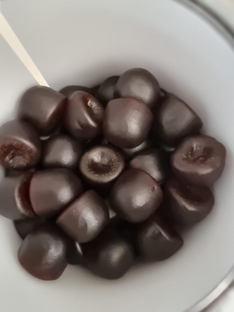 Vue en gros plan sur les gummies, entassés dans un bol