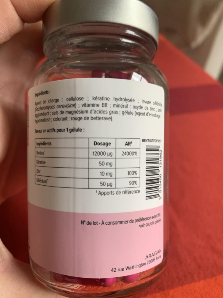 Gros plan sur l'arrière du pot de gélules, montrant la liste des ingrédients et le tableau nutritionnel.