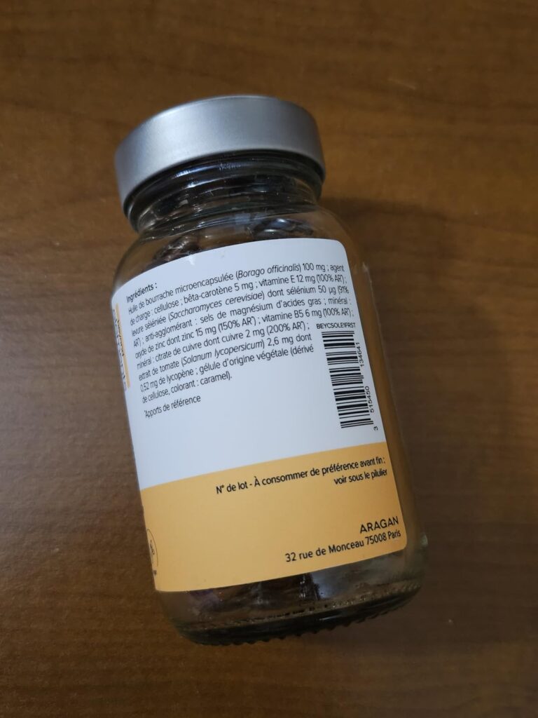 Vue de l'arrière du flacon de compléments alimentaires montrant les informations nutritionnelles et de contact