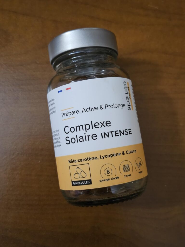 Vue de face du flacon de compléments alimentaires, étiquette visible