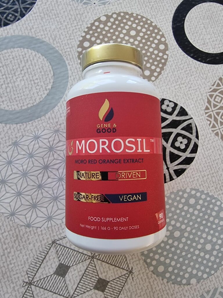 Bouteille de compléments alimentaires sur un fond de tissu. Le visuel 1 est le même produit sous un autre angle.