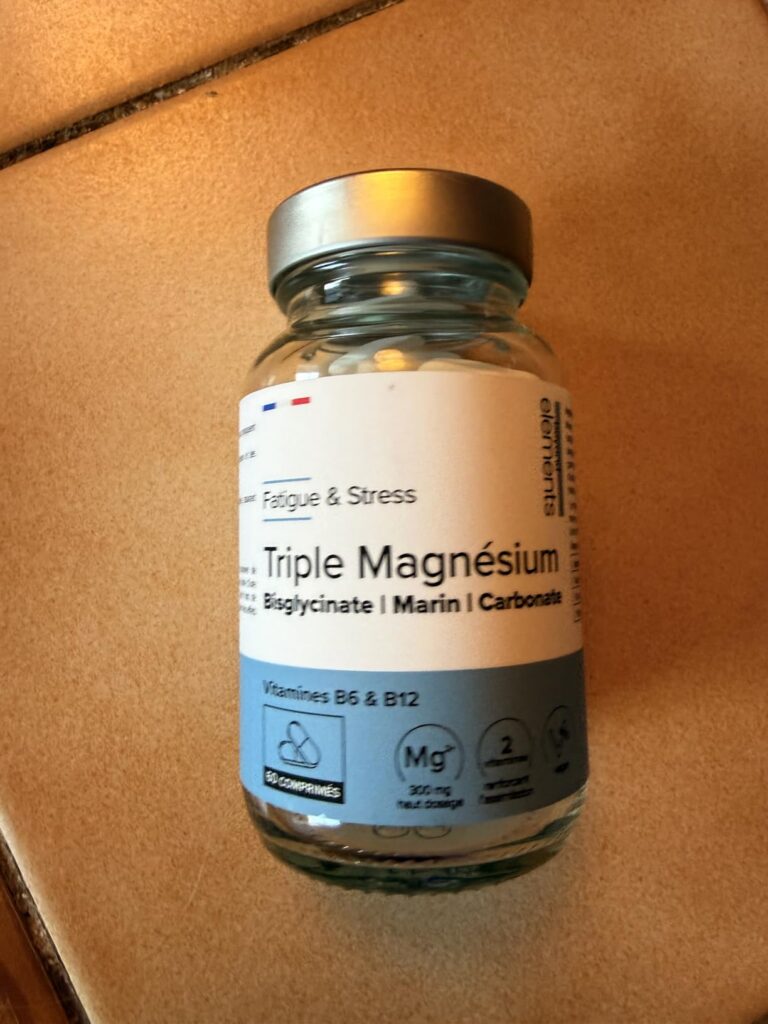 Flacon de Triple Magnésium légèrement incliné, on voit l'étiquette et le bouchon.
