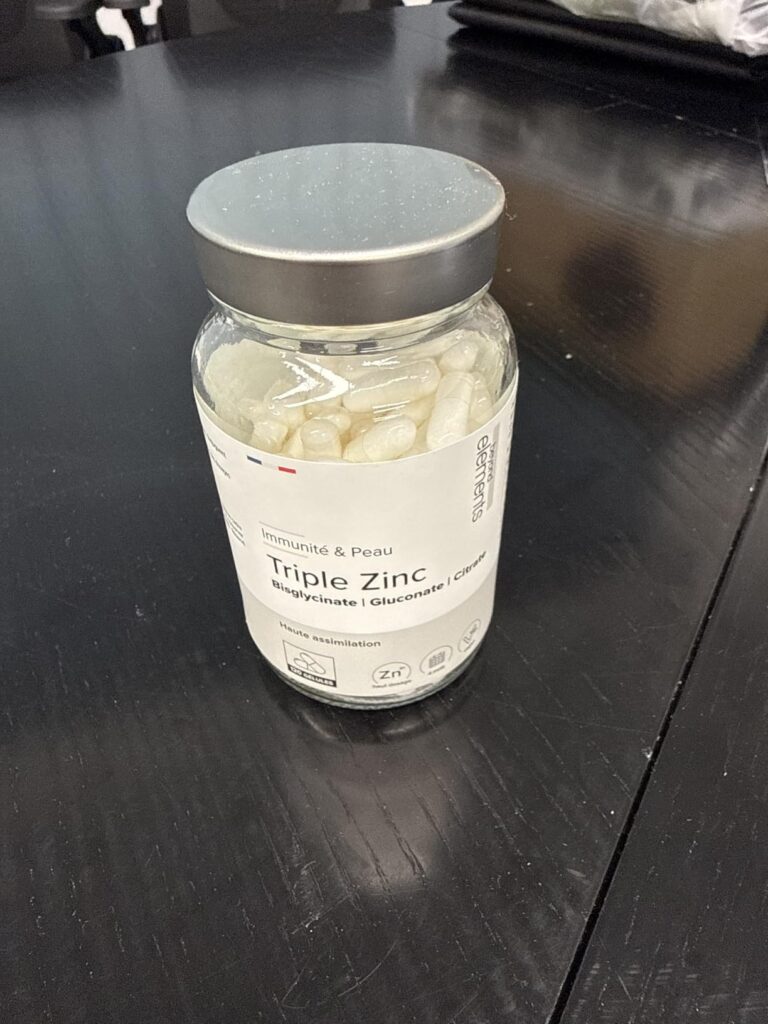 Vue du pot de zinc sur une table noire. C'est le même visuel que le numéro 1 mais d'un angle différent