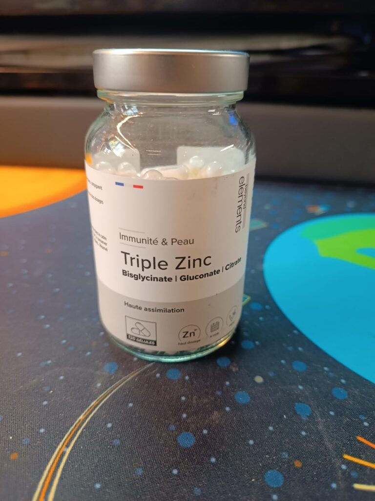 Vue du pot de zinc sur une table foncée avec des motifs. C'est le même visuel que les numéros 0 et 1 mais d'un angle différen...