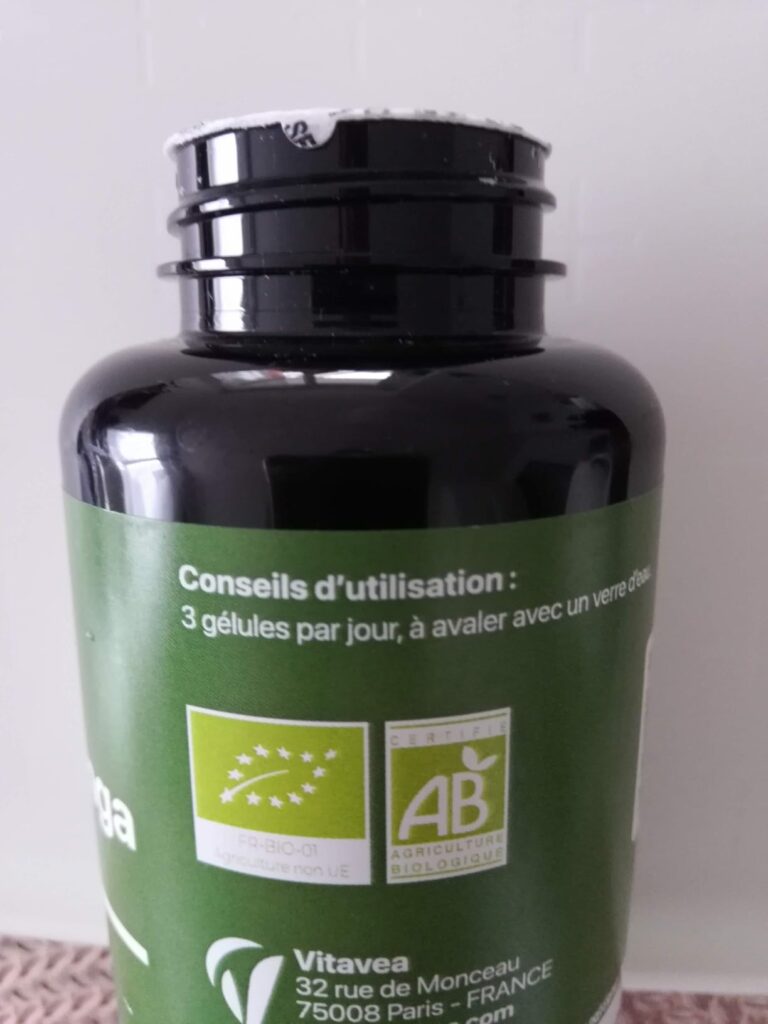 Bouchon du flacon et mentions légales sur l'étiquette (conseils d'utilisation, logos bio, coordonnées du fabricant).