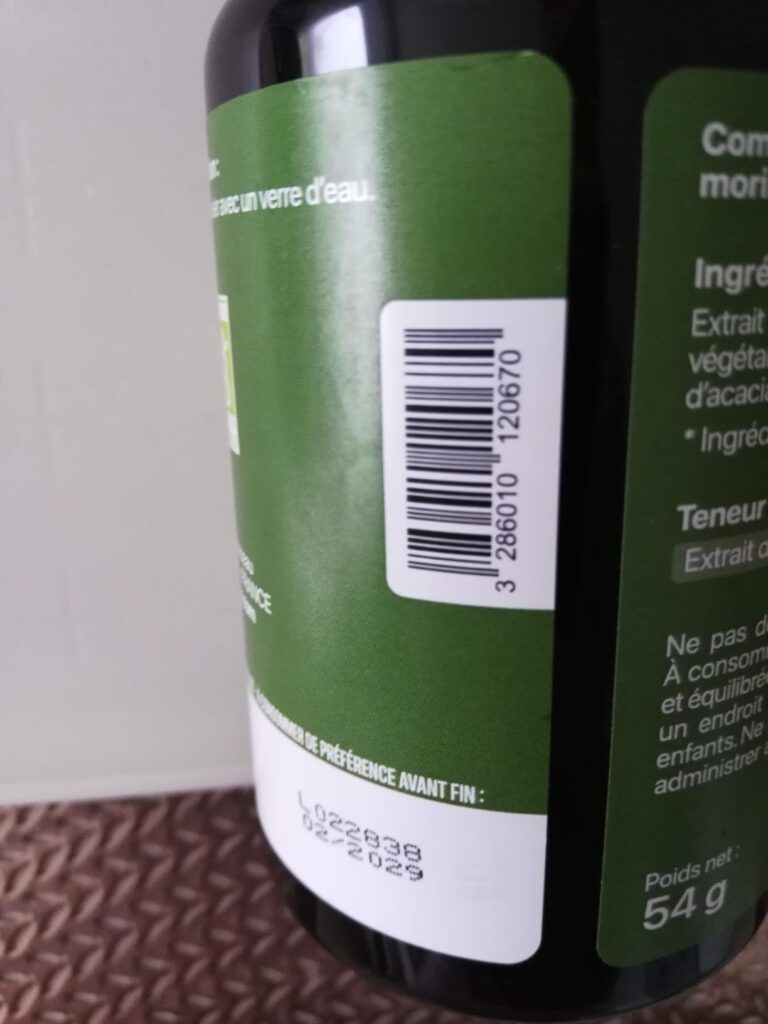 Code-barres, numéro de lot et date de péremption sur l'étiquette.