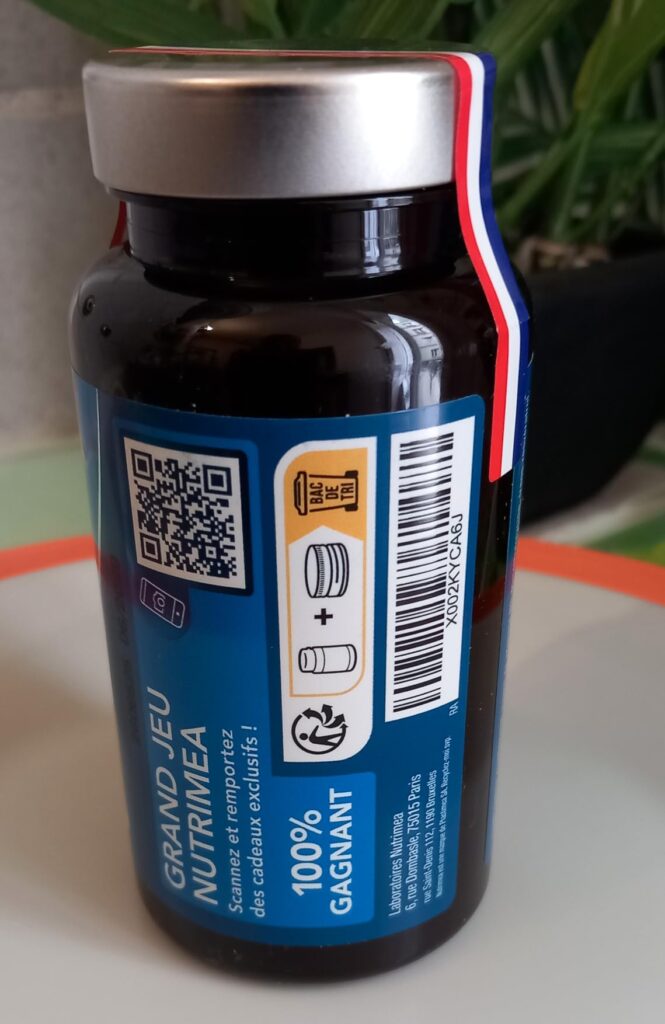 Flacon de compléments alimentaires Nutriméa, sur le côté, avec un QR Code