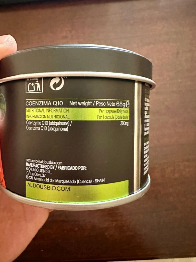 Détail de l'étiquette du pot de suppléments, avec les informations nutritionnelles et de fabrication.