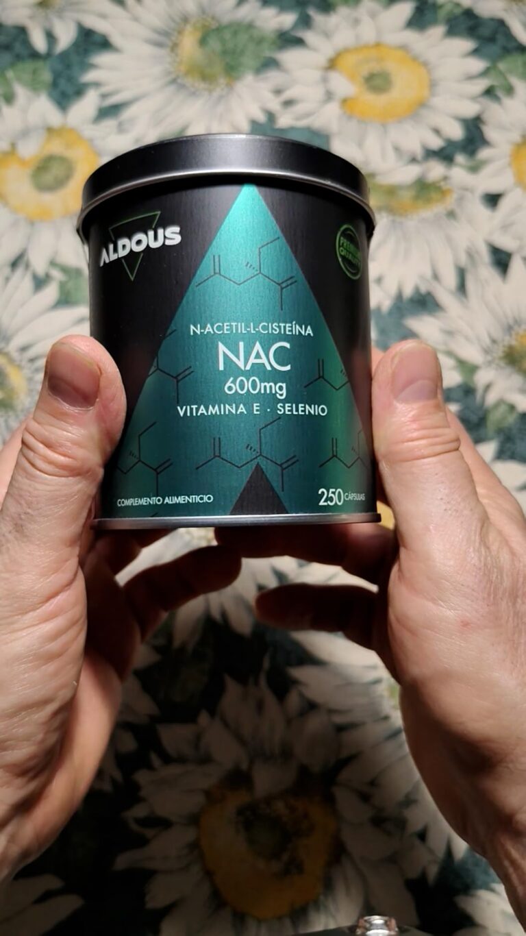 Vue de face de la boîte de compléments alimentaires, tenue dans les mains.