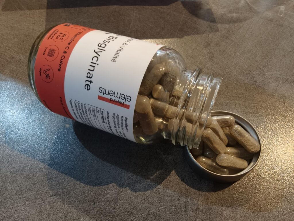 Flacon de compléments alimentaires Fer Bisglycinate de la marque Beyond Elements. Le flacon est en verre et le couvercle en m...