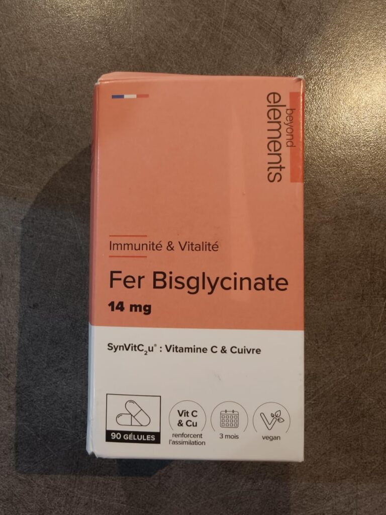 Boîte de compléments alimentaires Fer Bisglycinate de la marque Beyond Elements. Sur la boîte est visible le nom du produit,...