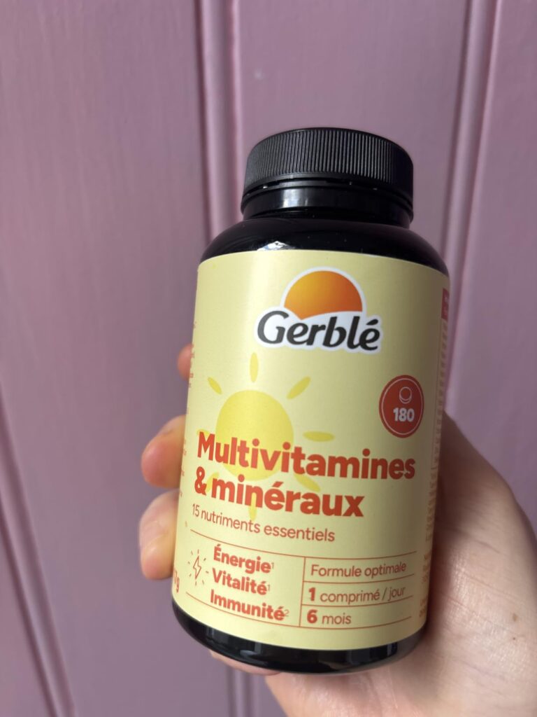 Bouteille de Multivitamines & minéraux Gerblé, tenue dans la main. L'étiquette est bien visible.