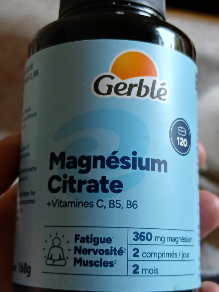 Bouteille de Magnesium Citrate Gerblé, tenue dans la main. L'étiquette est bien visible.